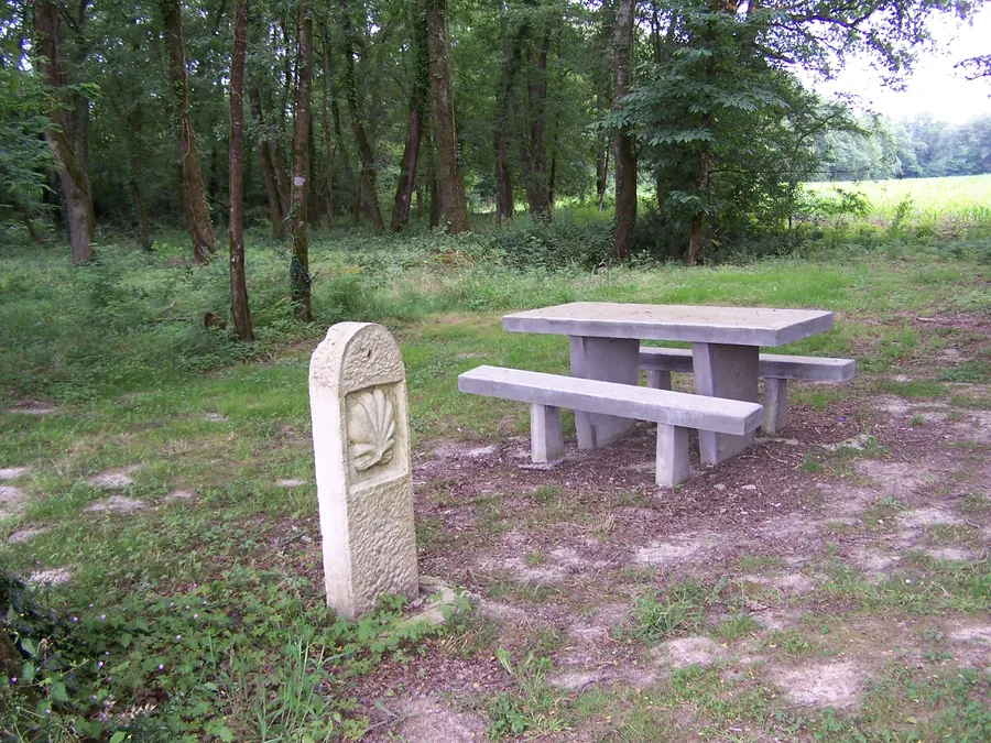 Balisage du GR65 sur le chemin de Compostelle