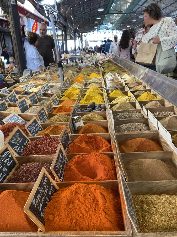 Marché provençal typique d'une petite ville française