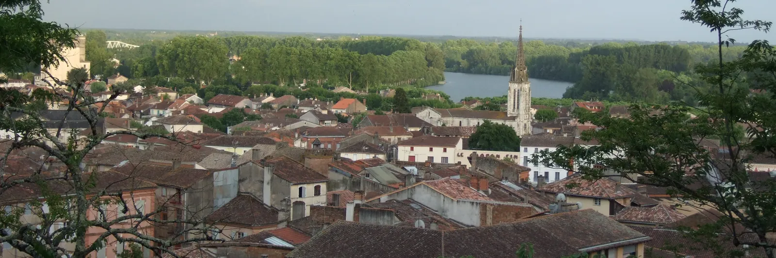 Panorama de Moissac depuis les hauteurs, avec le Tarn et l'abbaye