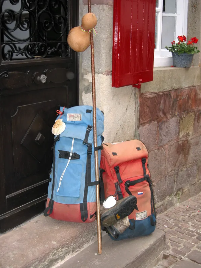Un sac à dos de pèlerin prêt pour le chemin