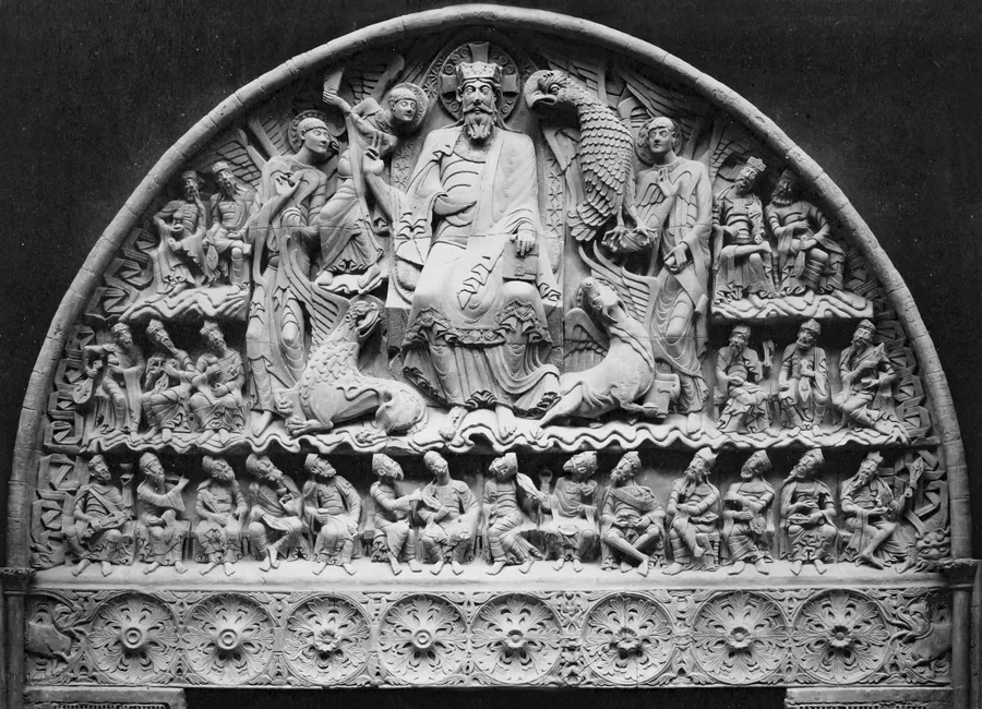 Le tympan sculpté du portail de l'abbaye de Moissac